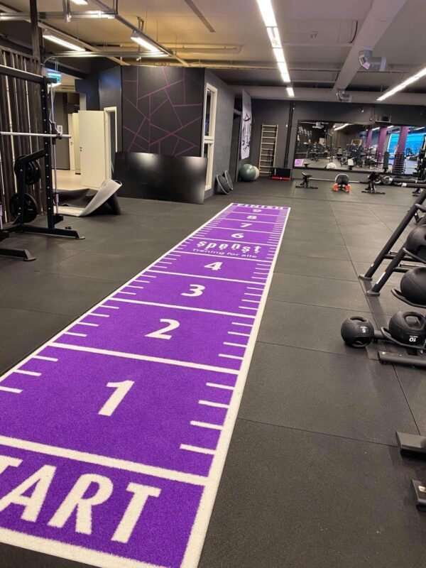 Heavy Sprinttrack op maat in paars en wit met nummers en logo