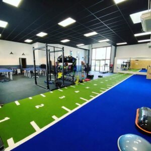 Heavy Sprinttrack met genummerde lichtgroene banen en onbelijnde blauwe baan