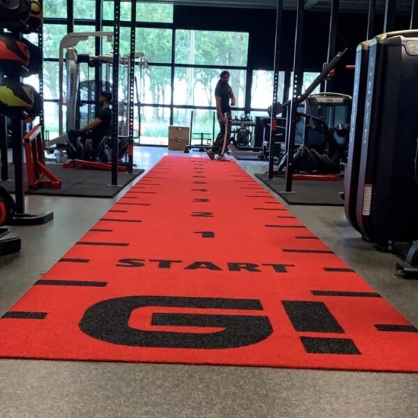 Heavy Sprinttrack met nummers, start-finish markering en aangepast logo in Signal Red en zwart