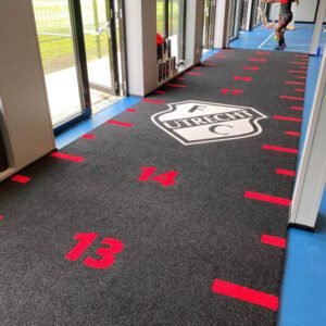 Heavy Sprinttrack met genummerde banen en custom logo in zwart, signal red en wit