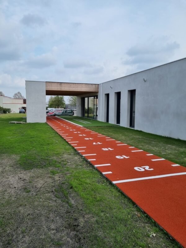 Outdoor sprinttrack rood en wit met genummerde sprintbanen